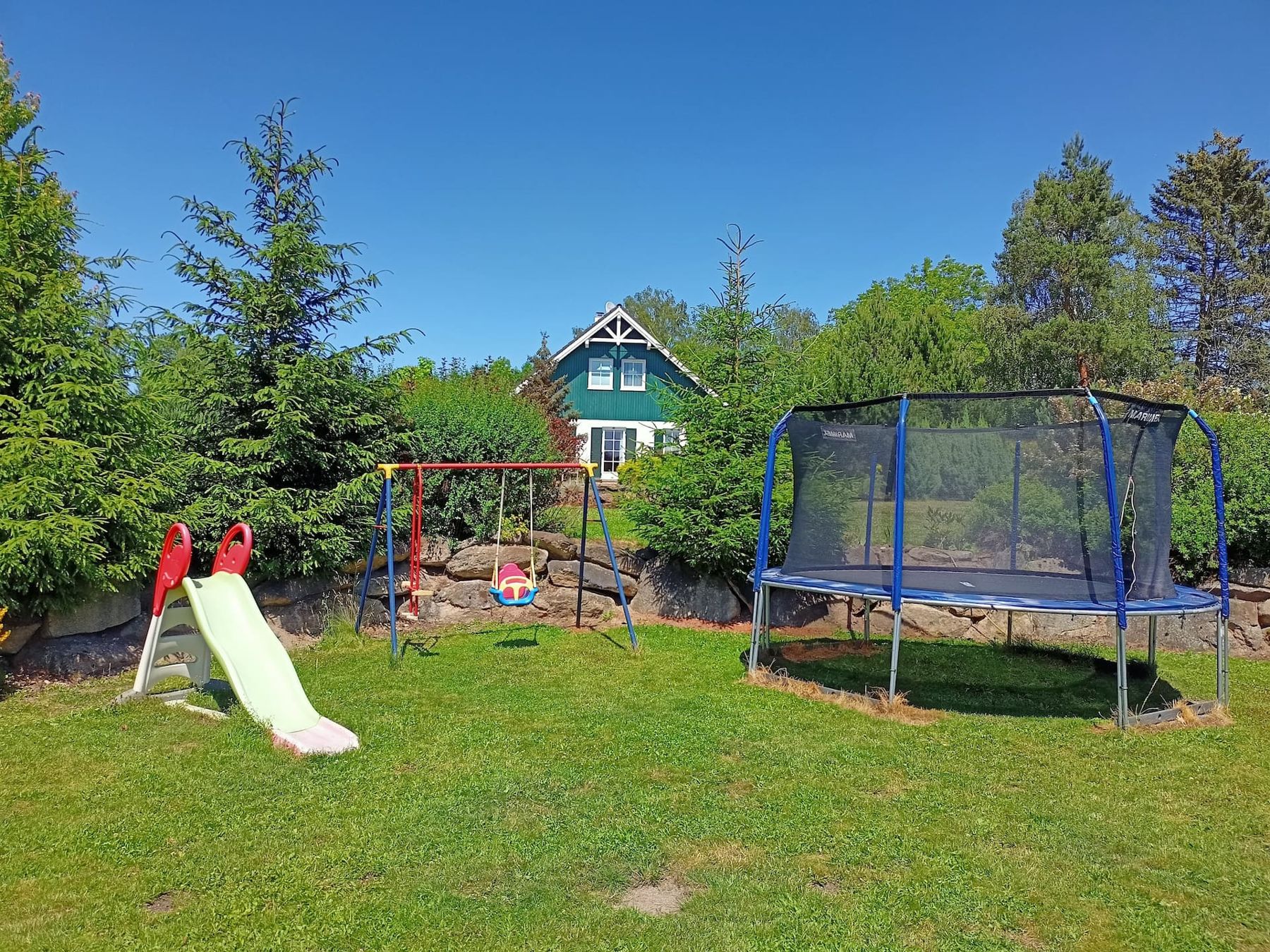 Dětské hřiště se skluzavkou, houpačkami a trampolínou