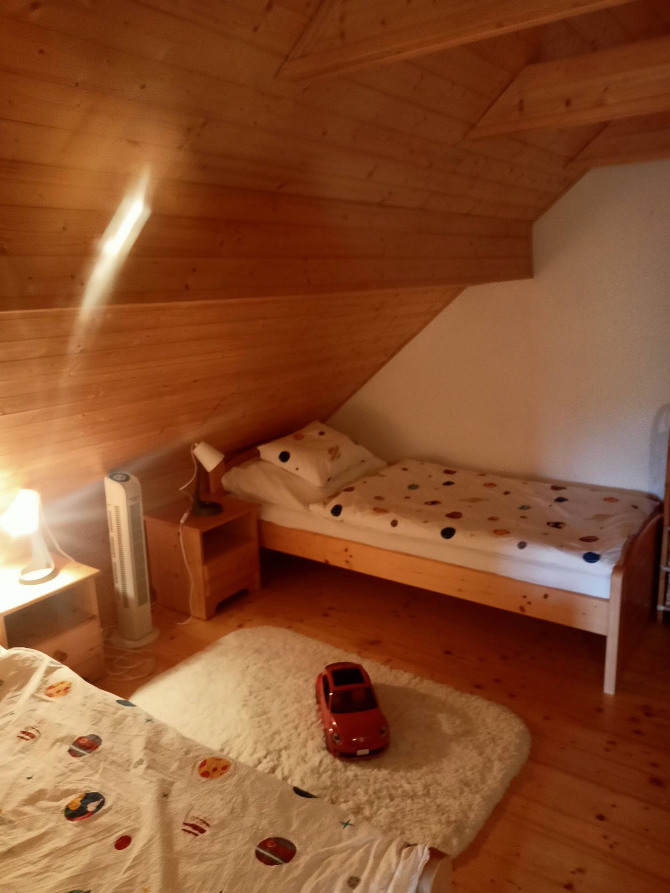 Dětská ložnice se dvěma samostatnými postelemi v podkroví