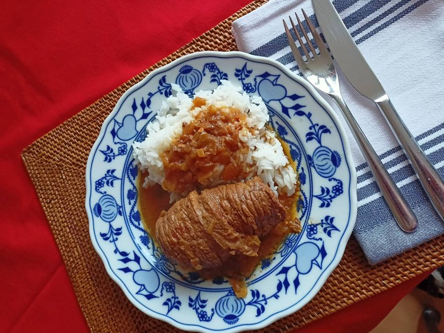 Domácí jídlo na talíři s cibulovým vzorem